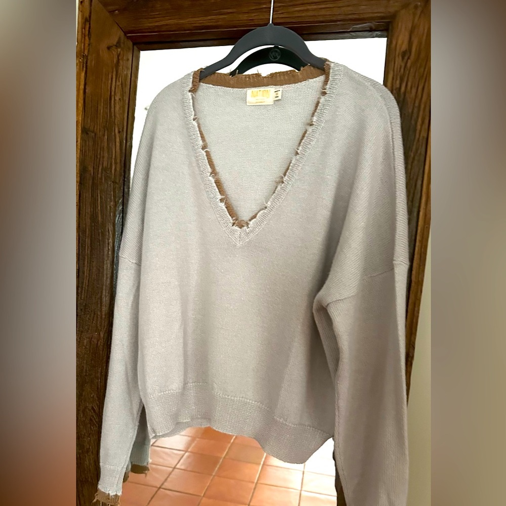 Nations limited V neck Sweater size Medium EUC